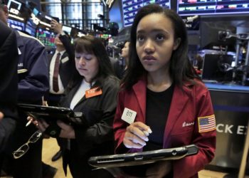 YOUNGEST FEMALE TRADER ON WALL STREET REVEALS SHE ONLY EARNED $12,000 PER YEAR