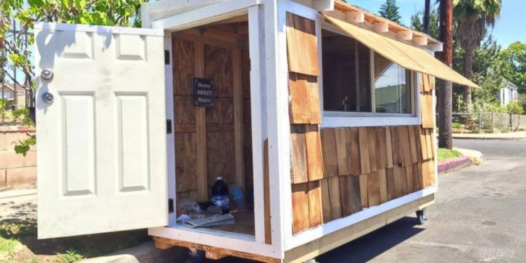 Elvis Summers Sees Homeless Woman Sleeping Outside His Home And Spends $500 To Build Her A Tiny House – Video