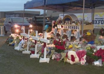 Student breaks down after learning classmate died in the shooting