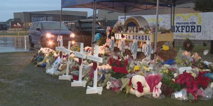 Student breaks down after learning classmate died in the shooting