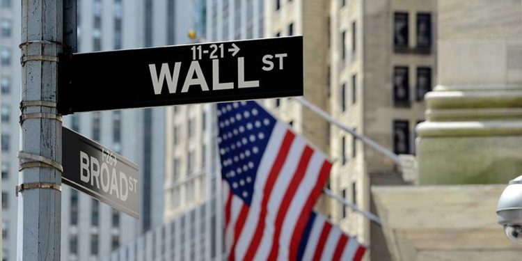 Stock Market Falls As It Keeps Eye On Ukraine, Earnings, Fed; S&P Clings To Key Level