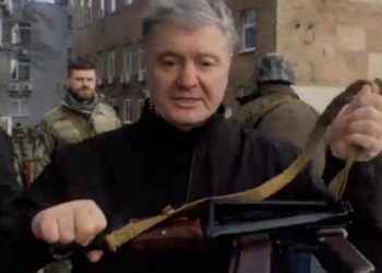 Russian attacks continue while Ukrainian citizens try to flee and Russia announces conditions for the end of the war