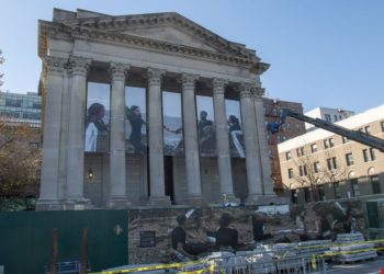 New York Officials Install Art Exhibit at Staten Island Construction Site