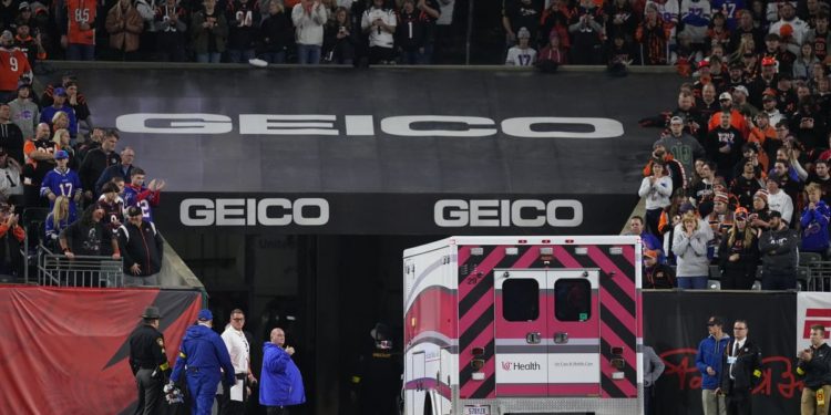 Ex-Bills player reacts to Damar Hamlin collapsing during Bengals-Bills game