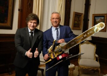 RFK Jr. Poses for Weird Photos With Argentina’s President as They Plot Alternative to World Health Organization