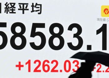 Japan stocks close at fresh record high despite China uncertainty