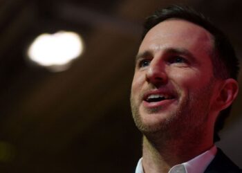 What Is That Mysterious Metallic Device US Chief Design Officer Joe Gebbia Is Using?