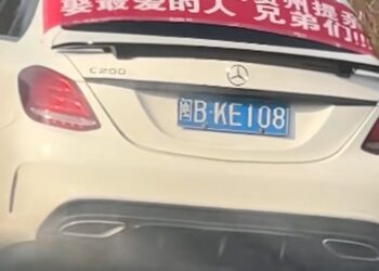 Chinese man drives 900 km for marriage proposal, hangs banner asking fellow drivers to make way