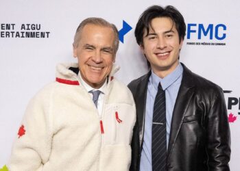 Postcards from a Third Wheel – by LaineyGossip